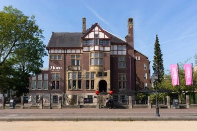 Dagzicht op Moco Museum Amsterdam in de historische Villa Alsberg aan het Museumplein.
