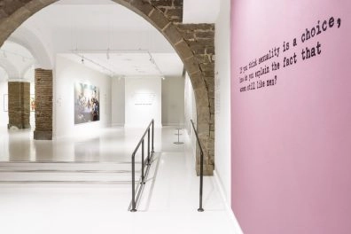 Moderne kunstwerken met felle kleuren en citaten. Moderne kunstwerken met felle kleuren en citaten.