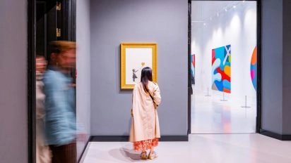 Bezoekers bekijken Banksy’s werk in een galerij van Moco Museum Barcelona