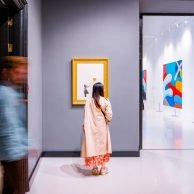 Bezoekers bekijken Banksy’s werk in een galerij van Moco Museum Barcelona Bezoekers bekijken Banksy’s werk in een galerij van Moco Museum Barcelona