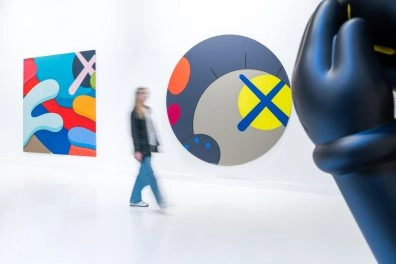 Galerijzicht met KAWS-kunstwerken “Untitled” en “NYT” in Moco Museum Barcelona Galerijzicht met KAWS-kunstwerken “Untitled” en “NYT” in Moco Museum Barcelona
