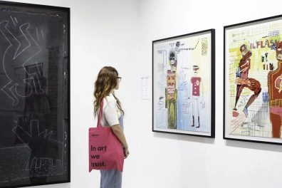 Visitante observa obras de Basquiat en Moco Museum Barcelona