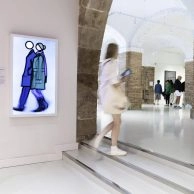Visitant caminant davant d’una obra d’Opie al Moco Museum Barcelona. Visitant caminant davant d’una obra d’Opie al Moco Museum Barcelona.