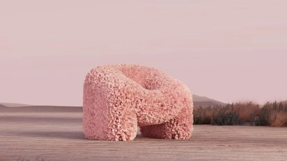 Sillón texturizado rosa en paisaje desértico surrealista, parte de la exposición New FuTure en Barcelona.
