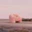 Butaca rosa amb textura en un paisatge desèrtic surrealista, part de l’exposició New FuTure a Barcelona.
