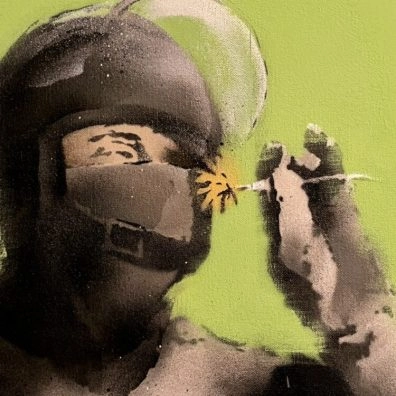 Banksy's Beanfield met een gemaskerde figuur en bloem op een groene achtergrond in Moco Museum Amsterdam.