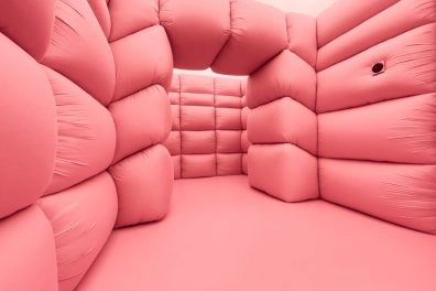 Pasillo inflable rosa suave de Dreams de Andrés Reisinger, Moco Museum Amsterdam.