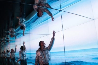 Immersive digital ocean display reflecting visitor interaction in Dreams by Andrés Reisinger, Moco Museum Amsterdam.