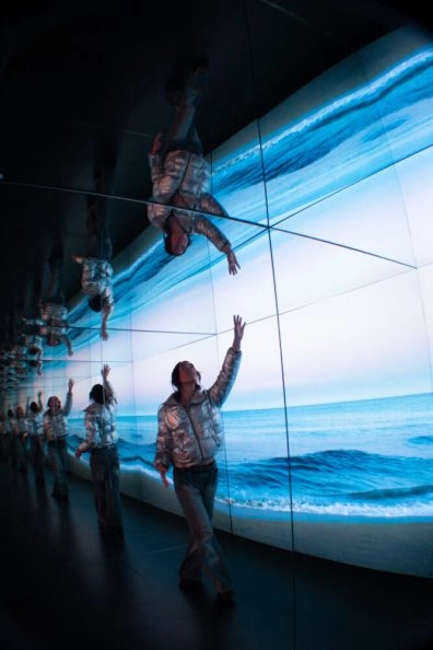 Immersive digital ocean display reflecting visitor interaction in Dreams by Andrés Reisinger, Moco Museum Amsterdam. Immersive digital ocean display reflecting visitor interaction in Dreams by Andrés Reisinger, Moco Museum Amsterdam.