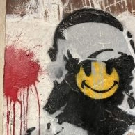 Stencil Smiling Copper di Banksy con volto sorridente giallo, in mostra ad Amsterdam. Stencil Smiling Copper di Banksy con volto sorridente giallo, in mostra ad Amsterdam.