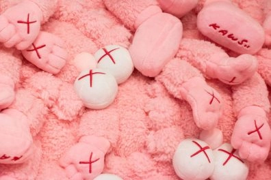 Roze pluche KAWS-speelgoed met X-ogen tentoongesteld in Moco Museum Amsterdam