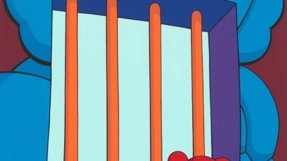 Rode KAWS Companion-figuur in cartooninterieur bij Moco Museum Amsterdam