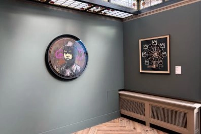 Ronde en vierkante kunstwerken van Banksy tentoongesteld in het minimalistische Moco Museum Amsterdam.