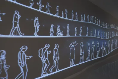 Œuvre numérique de Les Fantômes avec des figures marchant en continu au Moco Museum Barcelona. Œuvre numérique de Les Fantômes avec des figures marchant en continu au Moco Museum Barcelona.