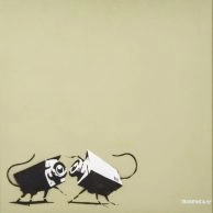 Graffiti-achtige kunst van Banksy met twee vechtende ratten bij Moco Museum Barcelona Graffiti-achtige kunst van Banksy met twee vechtende ratten bij Moco Museum Barcelona