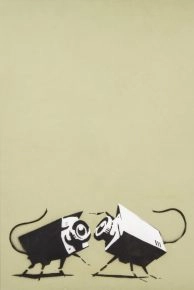 Art graffiti de Banksy avec deux rats qui se battent au Moco Museum Barcelona Art graffiti de Banksy avec deux rats qui se battent au Moco Museum Barcelona