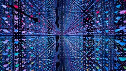 Salle d’art numérique avec des lumières de diamants colorés par Studio Irma.