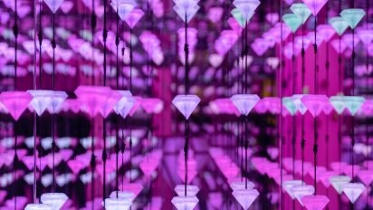 Immersives Diamantkunstwerk in Violetttönen von Studio Irma.