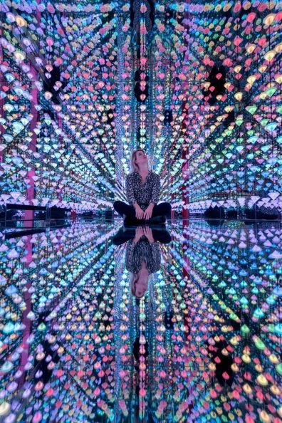 Visiteur en train d’admirer la salle immersive aux diamants colorés de Studio Irma. Visiteur en train d’admirer la salle immersive aux diamants colorés de Studio Irma.