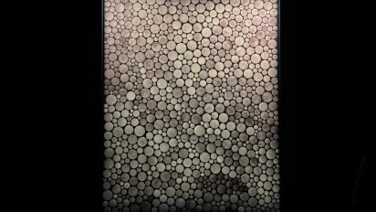 Œuvre en lightbox pixelisée de Kusama dans un espace d’exposition sombre au Moco Museum Amsterdam.