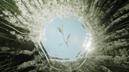 Opera digitale di Six N. Five con steli vegetali sotto acqua increspata, parte di The Symphony of Nature, Moco Museum Amsterdam.