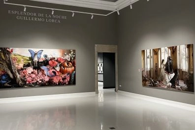 Sala d’exposició al Moco Museum Barcelona amb obres de Guillermo Lorca.