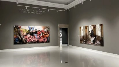 Sala de exposición en el Moco Museum Barcelona con obras de Guillermo Lorca.