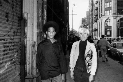 Andy Warhol i Jean-Michel Basquiat caminant per Nova York, a la pà gina de l’artista Andy Warhol Andy Warhol i Jean-Michel Basquiat caminant per Nova York, a la pà gina de l’artista Andy Warhol