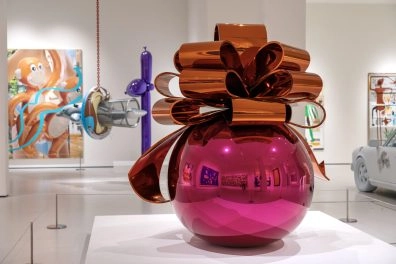 Jeff Koons’ glossy sculpture “Smooth Egg with Bow” on display at Moco Museum London