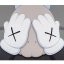 Close-up van KAWS-beeld “Companion (Passing Thought)” met handen voor het gezicht in Moco Museum Barcelona