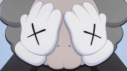 Close-up van KAWS-beeld “Companion (Passing Thought)” met handen voor het gezicht in Moco Museum Barcelona