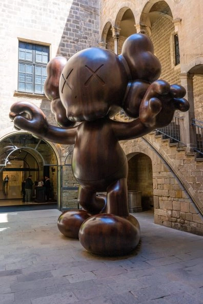 Escultura de KAWS en el patio del Moco Museum Barcelona.