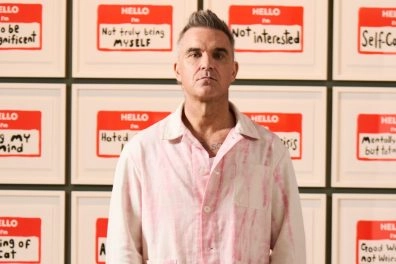 Robbie Williams davant de la seva sèrie HELLO I’m a Confession of a Crowded Mind, Moco Museum Barcelona.