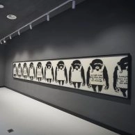 Salle d’exposition avec la série policière de Banksy au Moco Museum Barcelona Salle d’exposition avec la série policière de Banksy au Moco Museum Barcelona