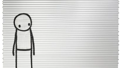 Little Friend van STIK, minimalistische stickman-tekening op gegolfd metaal, uit Hedendaagse Meesters Amsterdam, Moco Museum Amsterdam.