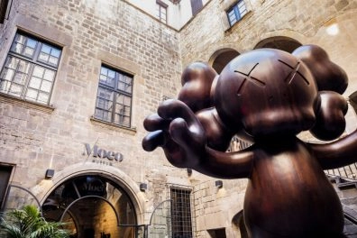 KAWS-Skulptur am Eingang des Moco Museum Barcelona KAWS-Skulptur am Eingang des Moco Museum Barcelona