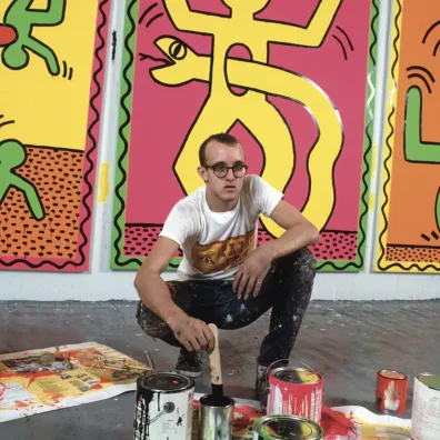 Retrato de Keith Haring frente a su obra Retrato de Keith Haring frente a su obra