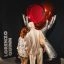 Visiteurs regardant sculpture en ballon métallique avec cœur rouge de Lorenzo Quinn au Moco Museum London