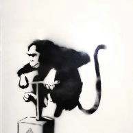 Sjabloon van Banksy met aap en sandwichbord, zwart op wit gespoten, tentoongesteld in Moco Museum Barcelona. Sjabloon van Banksy met aap en sandwichbord, zwart op wit gespoten, tentoongesteld in Moco Museum Barcelona.