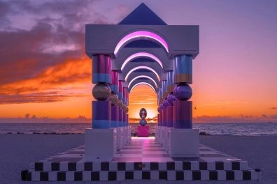 Portal arquitectònic surrealista de Pilar Zeta a la sortida del sol, amb llums de neó i disseny geomètric.