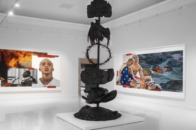 Escultura negra contemporània de Robin Kid a.k.a THE KID al Moco Museum Barcelona.