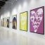 Paret de galeria amb obres de text atrevides de Robbie Williams, incloent-hi “You’re fucking amazing”, al Moco Museum Barcelona.