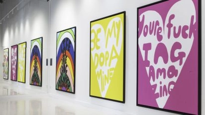 Paret de galeria amb obres de text atrevides de Robbie Williams, incloent-hi “You’re fucking amazing”, al Moco Museum Barcelona.