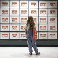 Besucherin betrachtet die Installation “HELLO I am Robbie Williams” im Moco Museum Barcelona Besucherin betrachtet die Installation “HELLO I am Robbie Williams” im Moco Museum Barcelona