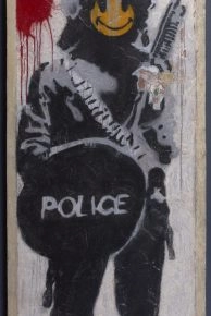 Banksy-kunstwerk van een ME-agent met een geel smiley-gezicht bij Moco Museum Barcelona Banksy-kunstwerk van een ME-agent met een geel smiley-gezicht bij Moco Museum Barcelona