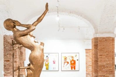 Side view of Salvador Dalí’s bronze sculpture “Women Aflame” at Moco Museum Barcelona