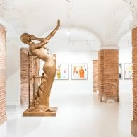 Zijaanzicht van het bronzen beeld “Women Aflame” van Salvador Dalí in Moco Museum Barcelona Zijaanzicht van het bronzen beeld “Women Aflame” van Salvador Dalí in Moco Museum Barcelona