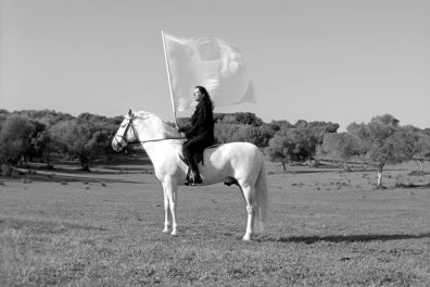 Marina Abramovic sur un cheval blanc tenant un drapeau dans The Hero, exposée au Moco Museum Amsterdam. Marina Abramovic sur un cheval blanc tenant un drapeau dans The Hero, exposée au Moco Museum Amsterdam.