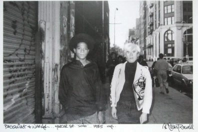 Andy Warhol en Jean-Michel Basquiat wandelend in New York, te zien op Andy Warhol artiestpagina Andy Warhol en Jean-Michel Basquiat wandelend in New York, te zien op Andy Warhol artiestpagina