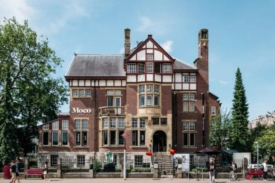Außenansicht des historischen Gebäudes des Moco Museum Amsterdam.